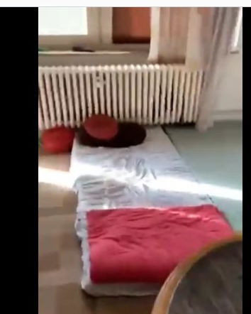 Il video del bambino portato via dalla polizia