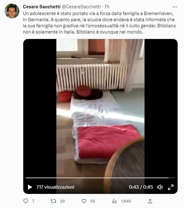 Il video del bambino portato via dalla polizia