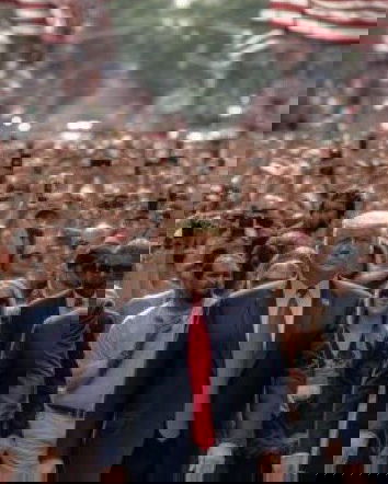 La foto di Trump e la folla