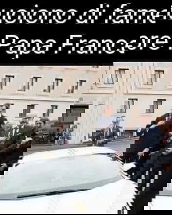 Papa Francesco, il cagnolino e la Lamborghini