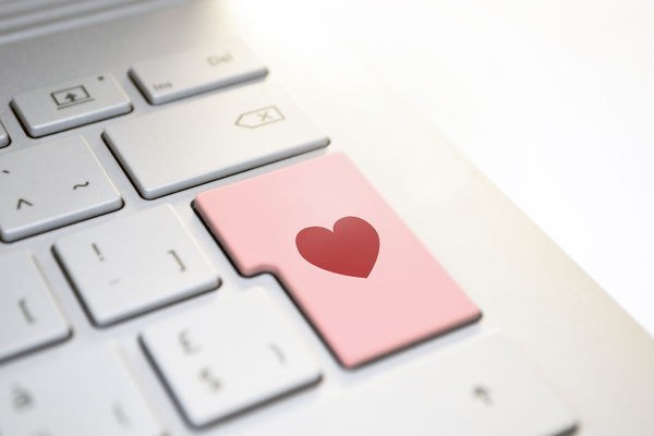 Il dating online coi (falsi) soldati