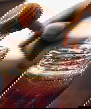 Gli enzimi del miele e i cucchiai di metallo