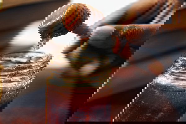 Gli enzimi del miele e i cucchiai di metallo