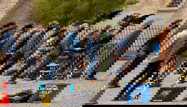 Le mascherine nei film, l’ennesima teoria del complotto