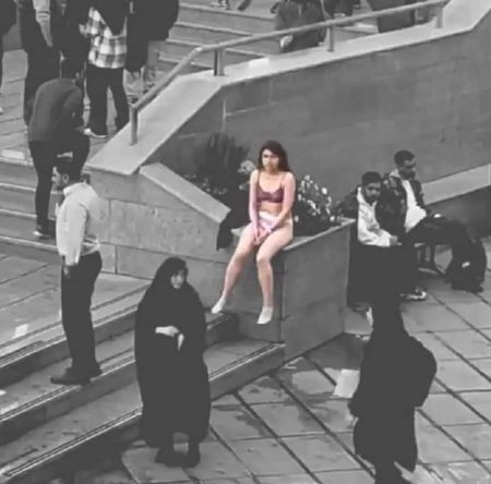 Il complottismo su Ahou Daryaei article-post