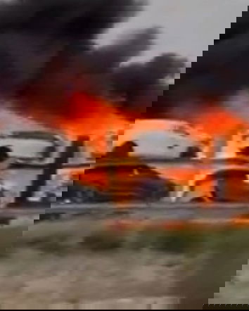 Il camion di auto elettriche che va a fuoco