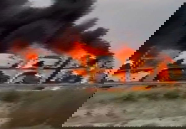 Il camion di auto elettriche che va a fuoco