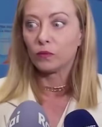 Giorgia Meloni e le smorfie sospette