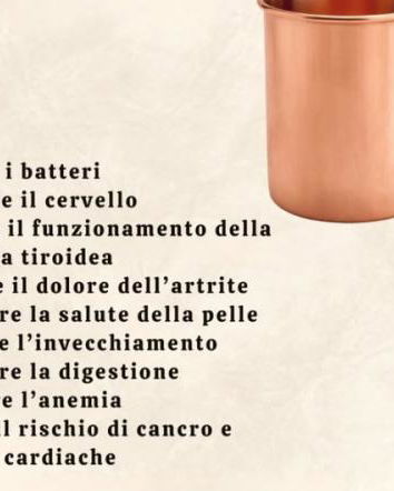 Bere da una tazza di rame