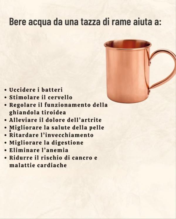 Bere da una tazza di rame