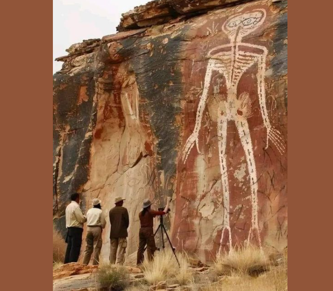 la foto che dovrebbe dimostrare il passaggio degli alieni in India è in realtà arte preistorica australiana.