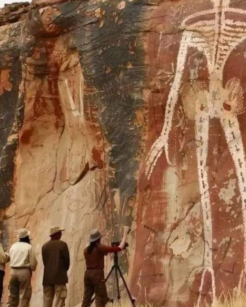 Alieni, bugie e like facili: quando la bufala uccide la poesia