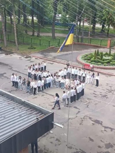 I bambini ucraini che fanno la svastica
