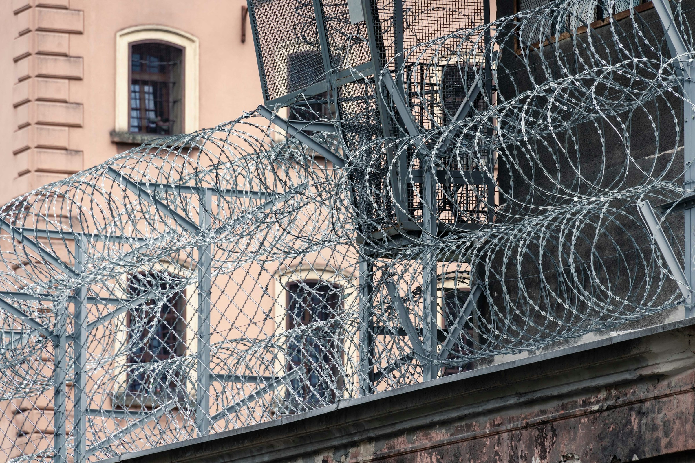 Un ragazzo di 14 anni in tribunale con un avvocato, giudice e documento legale, ambiente giudiziario