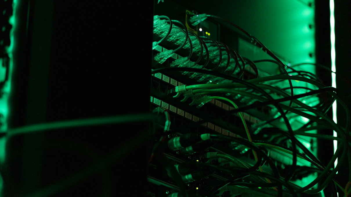 Data center, server, bot e dezinformatsyia article-post