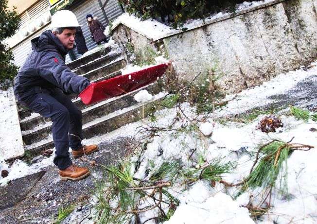 «Mentre nevica a Roma Virginia Raggi è in Messico». Ma vi ricordate Alemanno? article-post