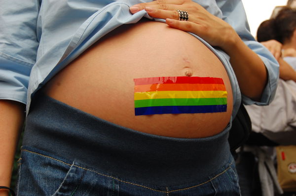 La bufala dei gay che non possono essere buoni genitori
