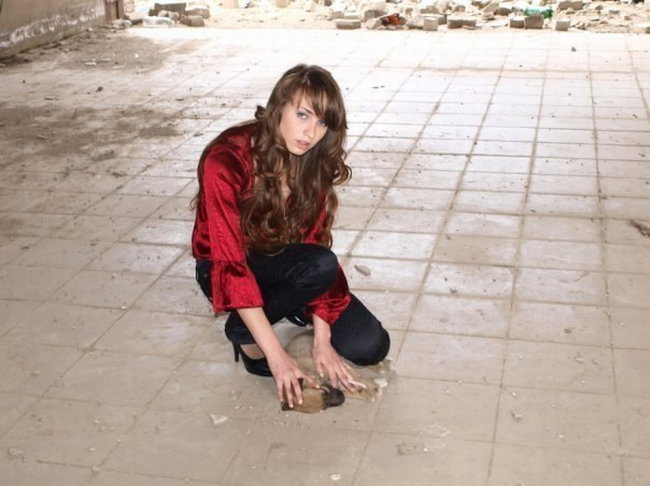 La modella che uccide un cucciolo per un servizio fotografico article-post