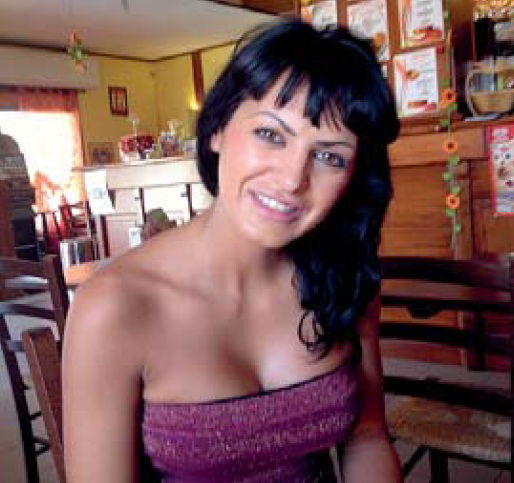 La nuova sexy barista che fa ingelosire le mogli