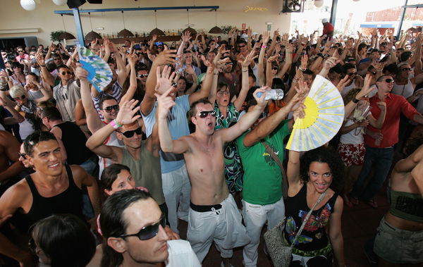 Cusago, il rave party che finisce a botte