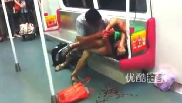 Attacco zombie nella metro cinese