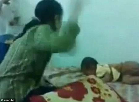 La vera storia del video della bimba picchiata dalla madre article-post