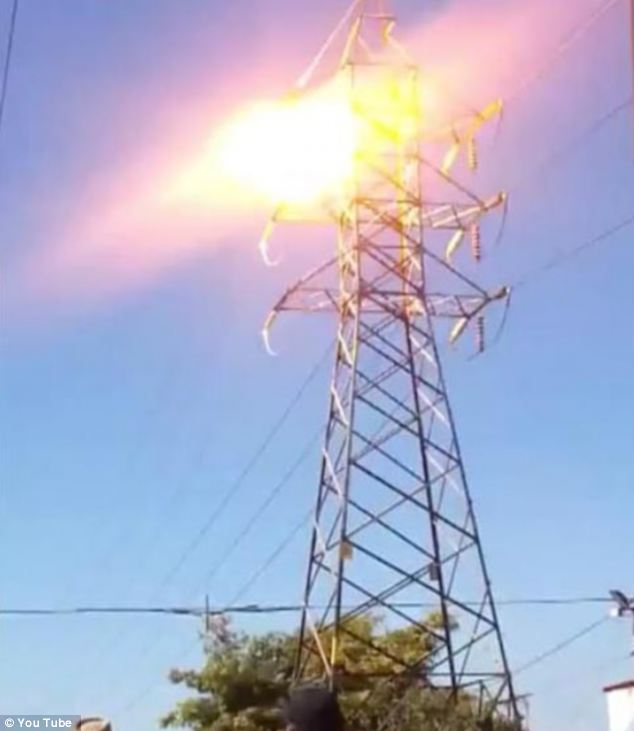 Il video dell’uomo che sale sul traliccio elettrico e rimane folgorato article-post