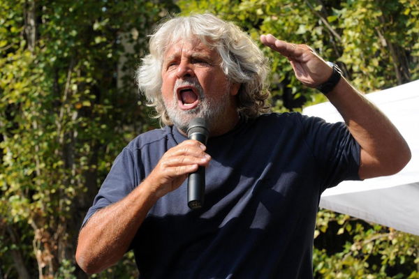 Beppe Grillo e la foto fake con il ritratto di Mussolini