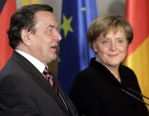 Outgoing chancellor Gerhard Schroeder (L