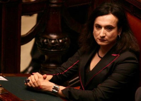 Vladimir Luxuria liberata dopo l’arresto a Sochi per una bandiera arcobaleno