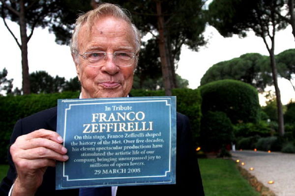 Le accuse di molestie travolgono Franco Zeffirelli, l’attore Schaech: «Tentò di coinvolgermi in un rapporto con sesso orale»