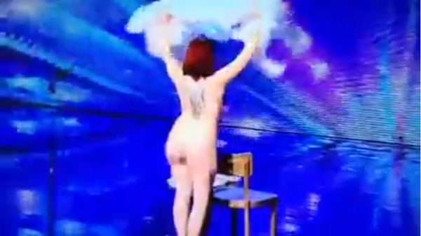 Lo spogliarello troppo hot censurato a Britain’s got talent
