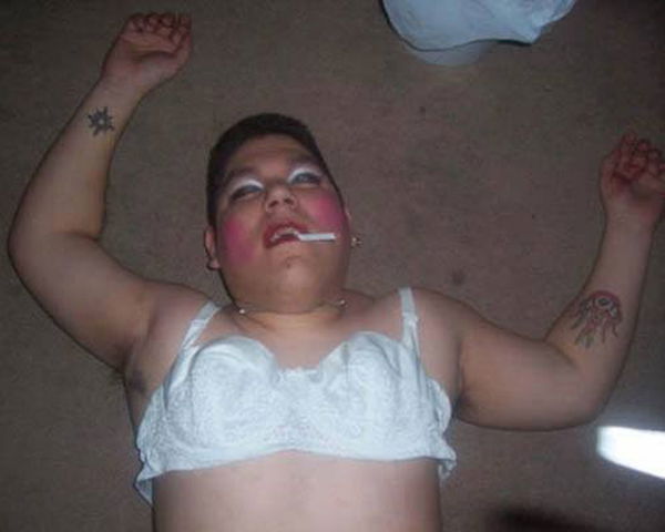 Tutte le foto più imbarazzanti (e vietate ai minori) che finiscono su Facebook