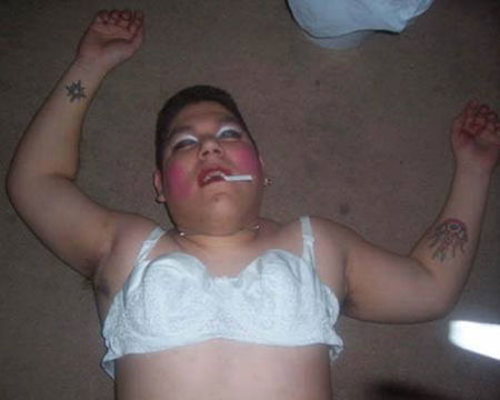 Tutte le foto più imbarazzanti (e vietate ai minori) che finiscono su Facebook article-post