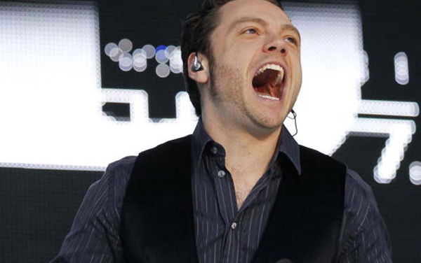 Tiziano Ferro: «il satanista» che fa ridere tutti