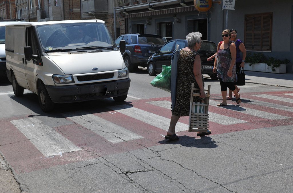 L’incredibile dichiarazione dell’assessore al traffico di Bologna: «Pedoni investiti perché distratti dai cellulari» | AUDIO article-post