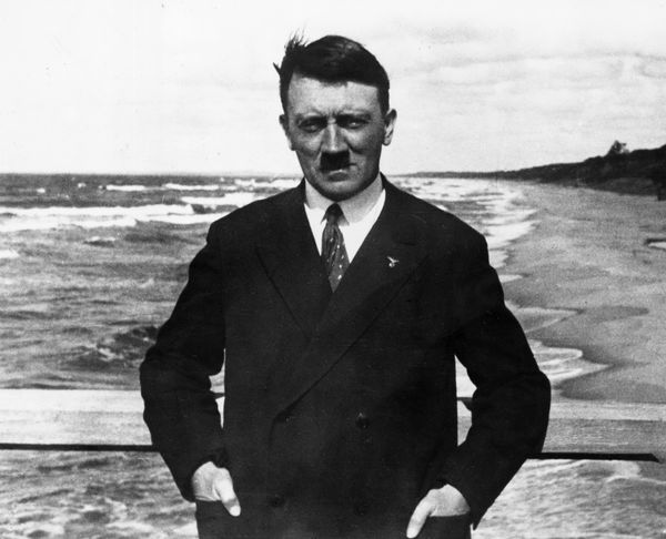 Come un uomo senza qualità è diventato Adolf Hitler
