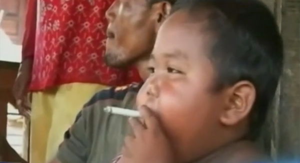 La fine della storia del bambino che fuma 40 sigarette al giorno