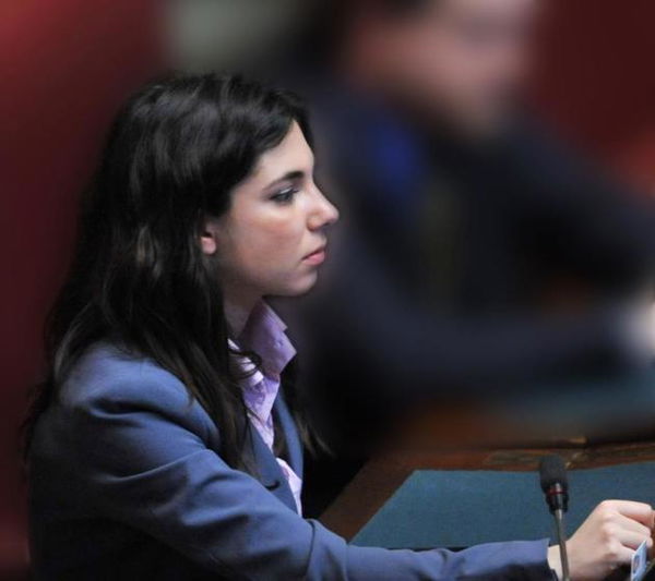 Concentrarsi sui filmati di Giulia Sarti è inutile e morboso