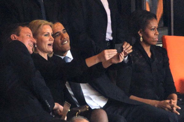 La vera storia di Michele Obama arrabbiatissima per la «selfie» di Barack con un’altra