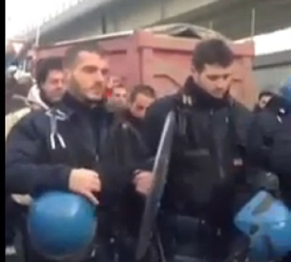 La bufala della polizia che si toglie i caschi per unirsi allo sciopero del 9 dicembre
