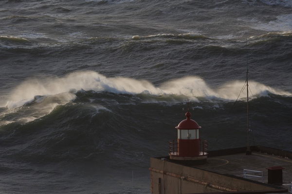 La portaerei USA contro il faro spagnolo