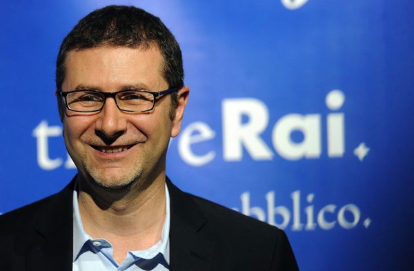 L’attacco senza precedenti del Tg2 a Fabio Fazio per l’intervista a Macron