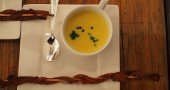 12) Un'altra ricetta intrigante è rappresentata dalla zuppa di mais con pancetta, erba ed un soffio di chili