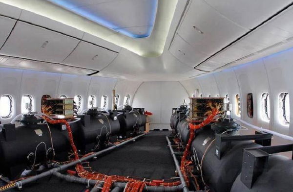 La bufala dell’aereo con i serbatoi per le scie chimiche