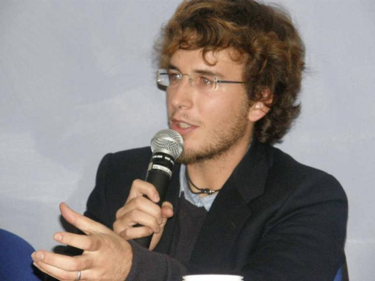 La trollata di Diego Fusaro al giornalismo italiano sulla verginità della compagna