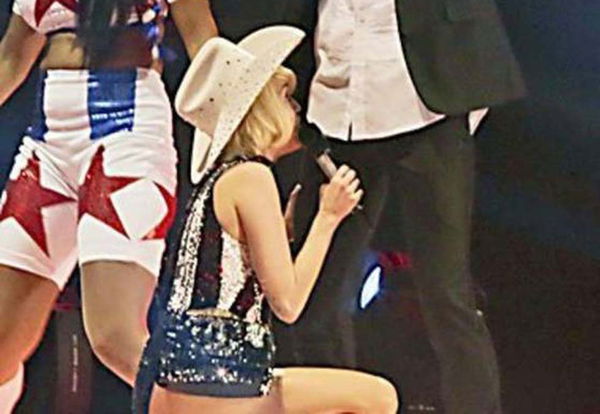 Miley Cyrus e la scena di sesso orale sul palco