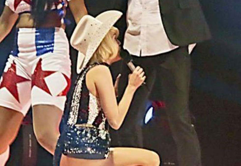 Miley Cyrus e la scena di sesso orale sul palco article-post