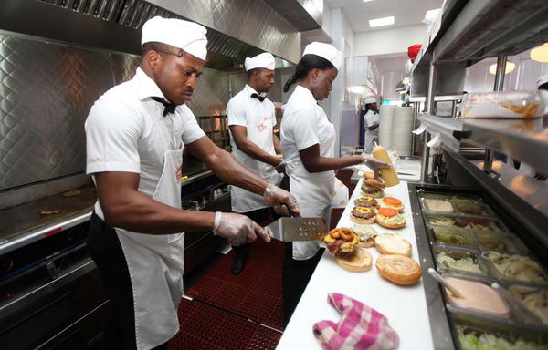 La vera storia del ristorante che ti fa mangiare le teste umane
