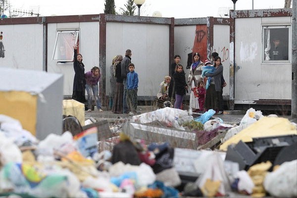 Roma, Mafia Capitale lucrava su rom e migranti: “Meglio della droga”